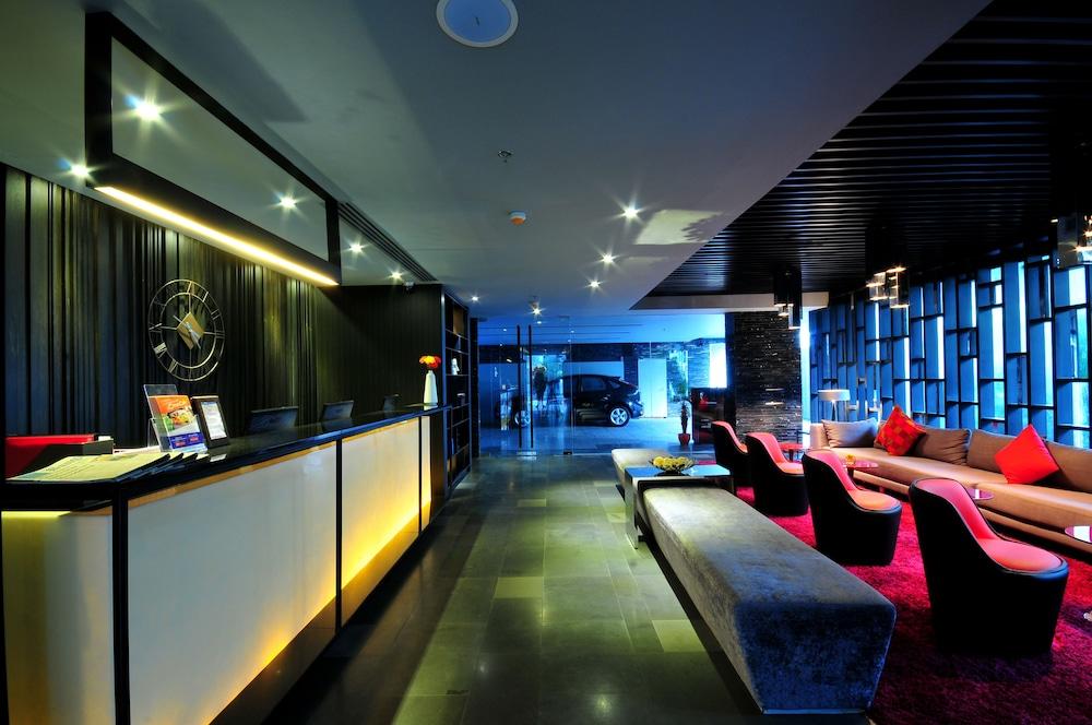 Отель Citrus Sukhumvit 13 Nana Bangkok By Compass Hospitality - Newly Renovated Экстерьер фото
